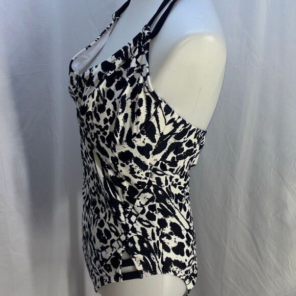 Stylish Black and White One-Piece Swimsuit - Picture 6 of 10